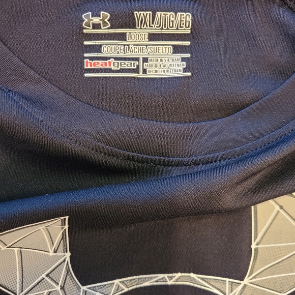 Under Armor Tee. Youth XL. LOOSE FIT. Fit's like men's small. - Picture 3 of 5